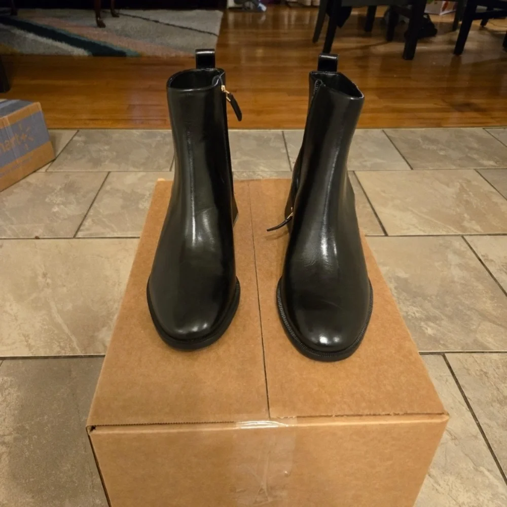 Brand New Tory Burch Block Heel Zip Up Black Ankle Tab Logo Booties Boots 9.5